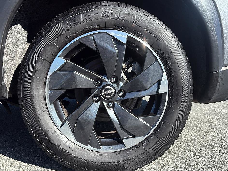 Certified 2025 Nissan Rogue SV FWD image 11