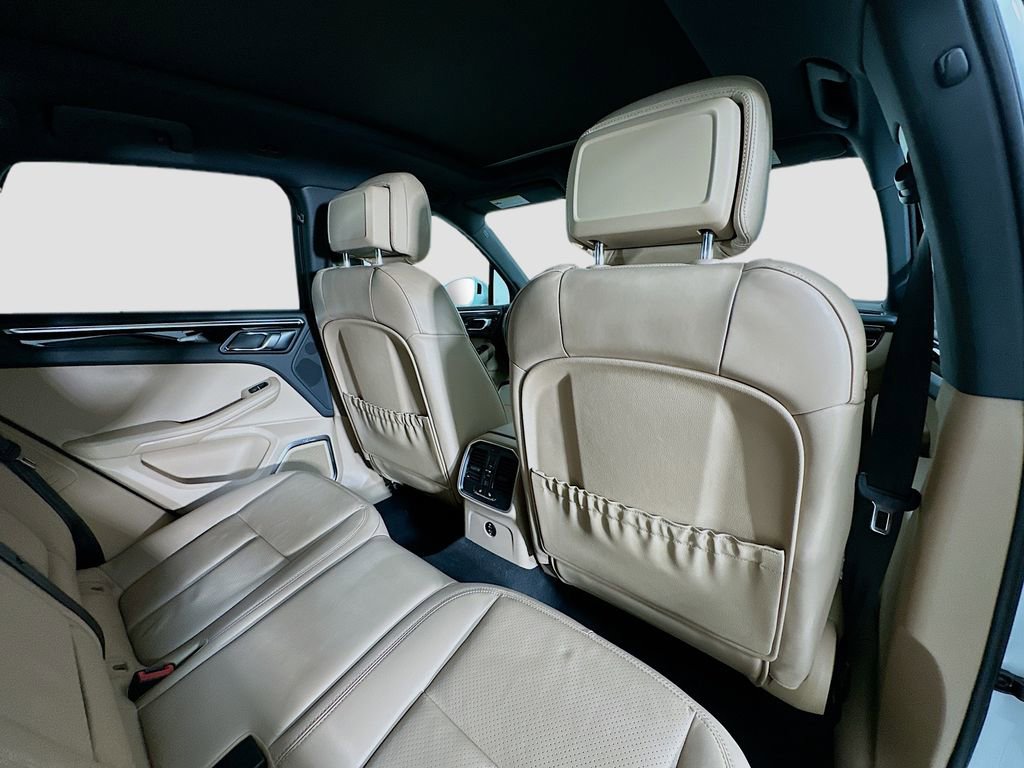 Certified 2023 Porsche Macan AWD/4WD image 30