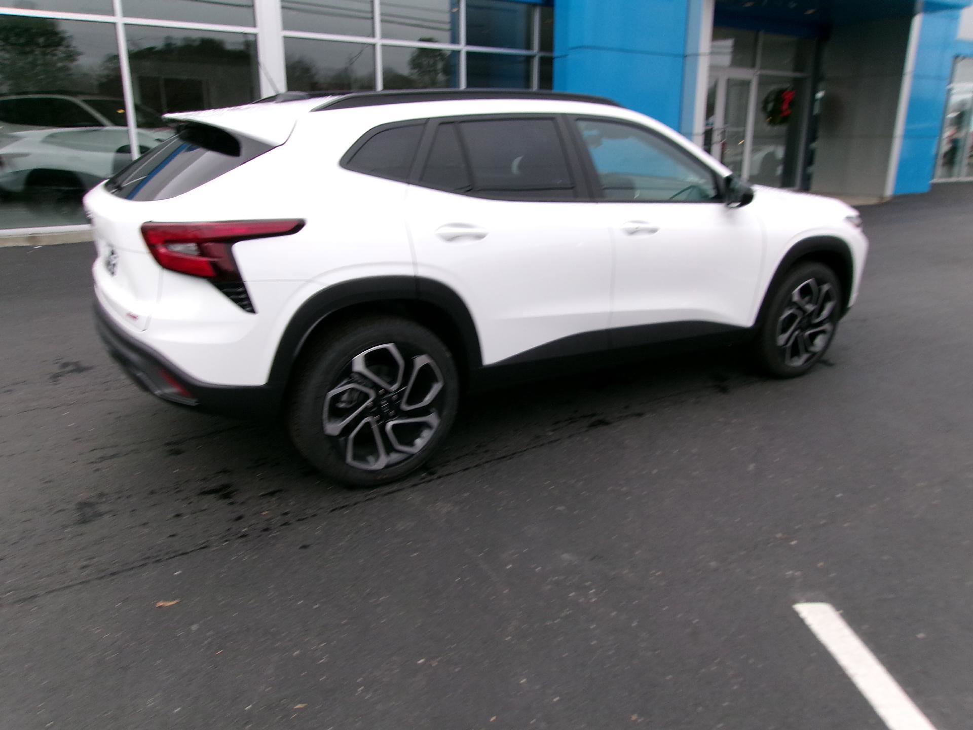 New 2026 Chevrolet Trax RS w/ Sunroof Package FWD image 3