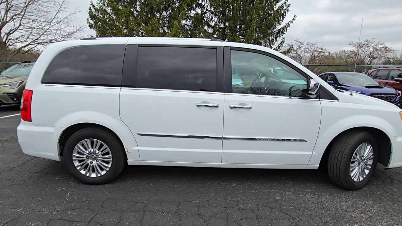 Used 2014 Chrysler Town & Country Limited w/ Luxury Group FWD image 9