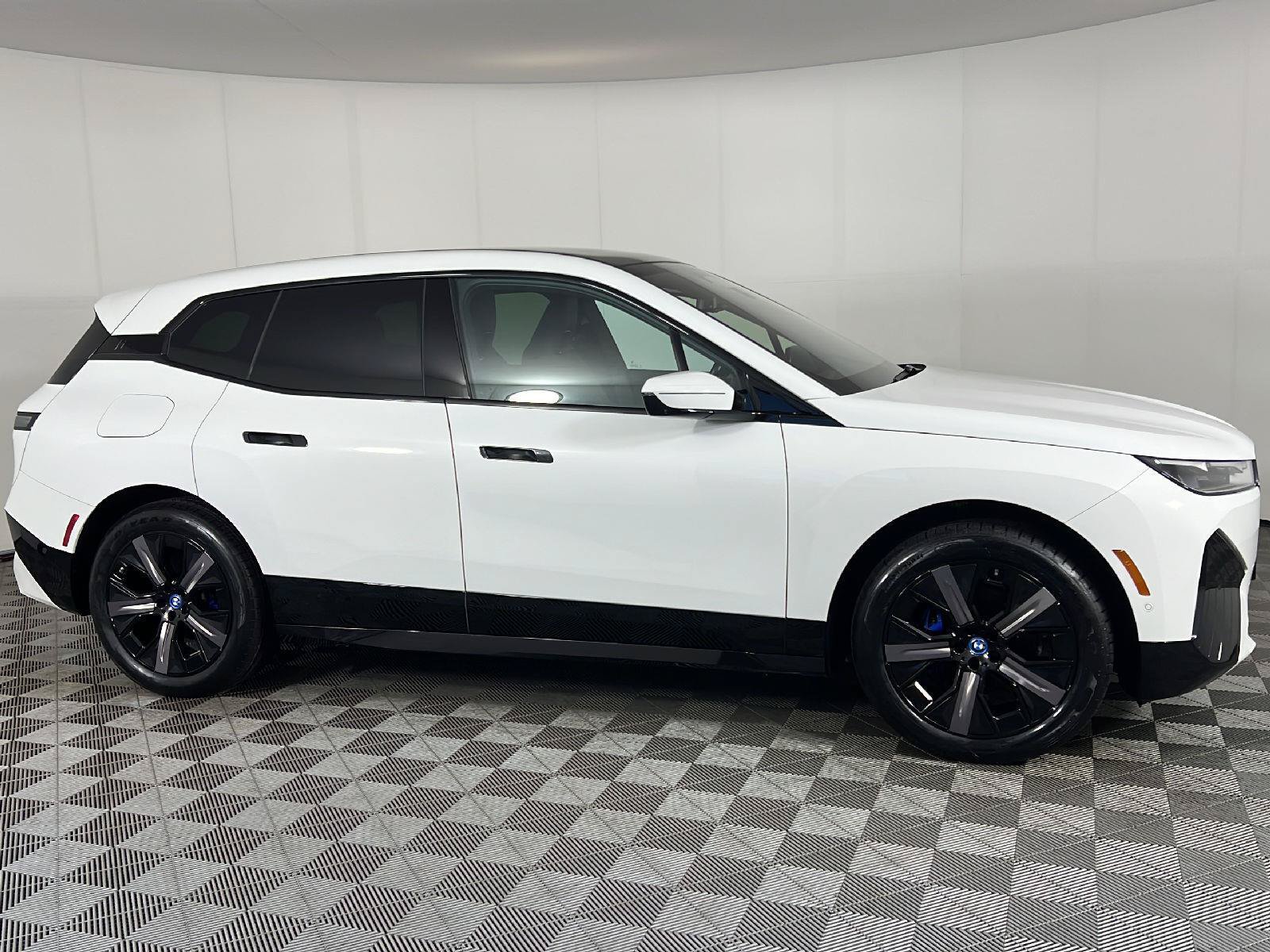 Used 2024 BMW iX xDrive50 w/ Premium Package AWD/4WD image 26