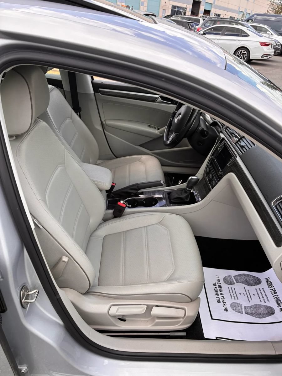 Used 2018 Volkswagen Passat 2.0T SE FWD image 4