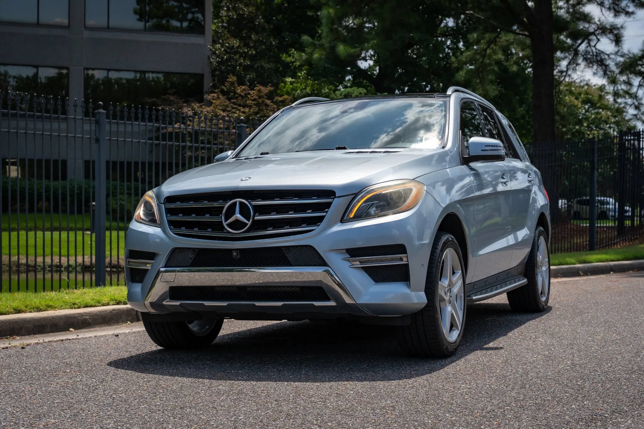 Used 2015 Mercedes-Benz ML 400 4MATIC w/ Lighting Package image 2