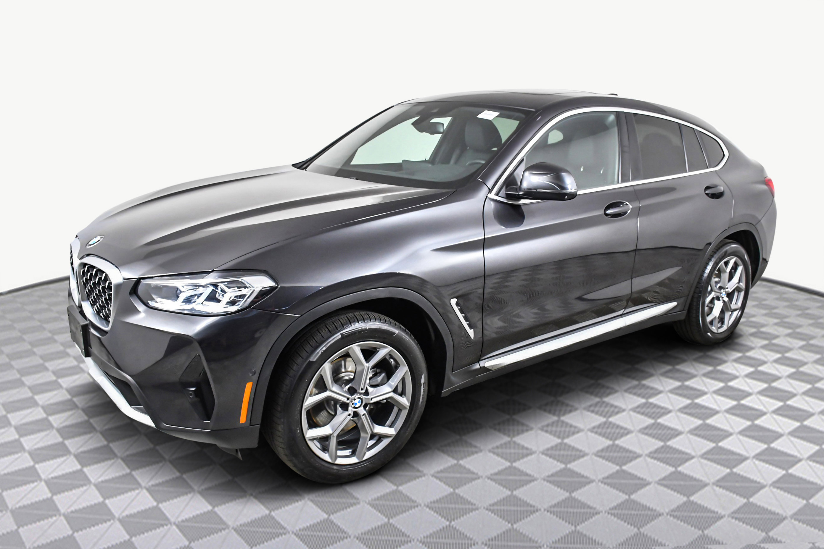 Used 2025 BMW X4 xDrive30i image 4