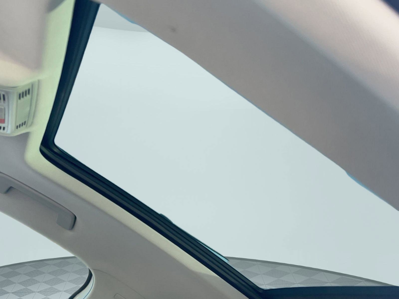 Certified 2025 Volkswagen Taos SE w/ Panoramic Sunroof Package AWD/4WD image 13