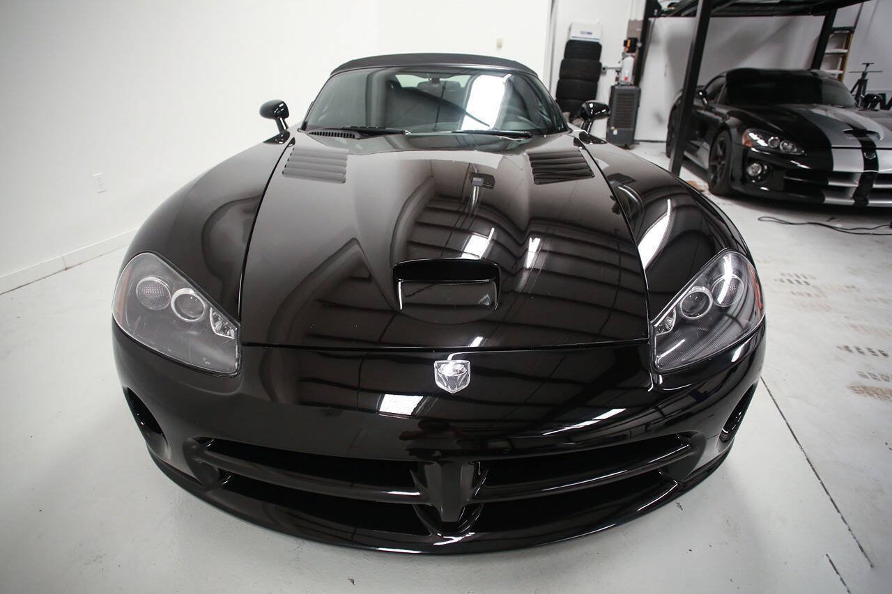 Used 2004 Dodge Viper SRT-10 RWD image 2