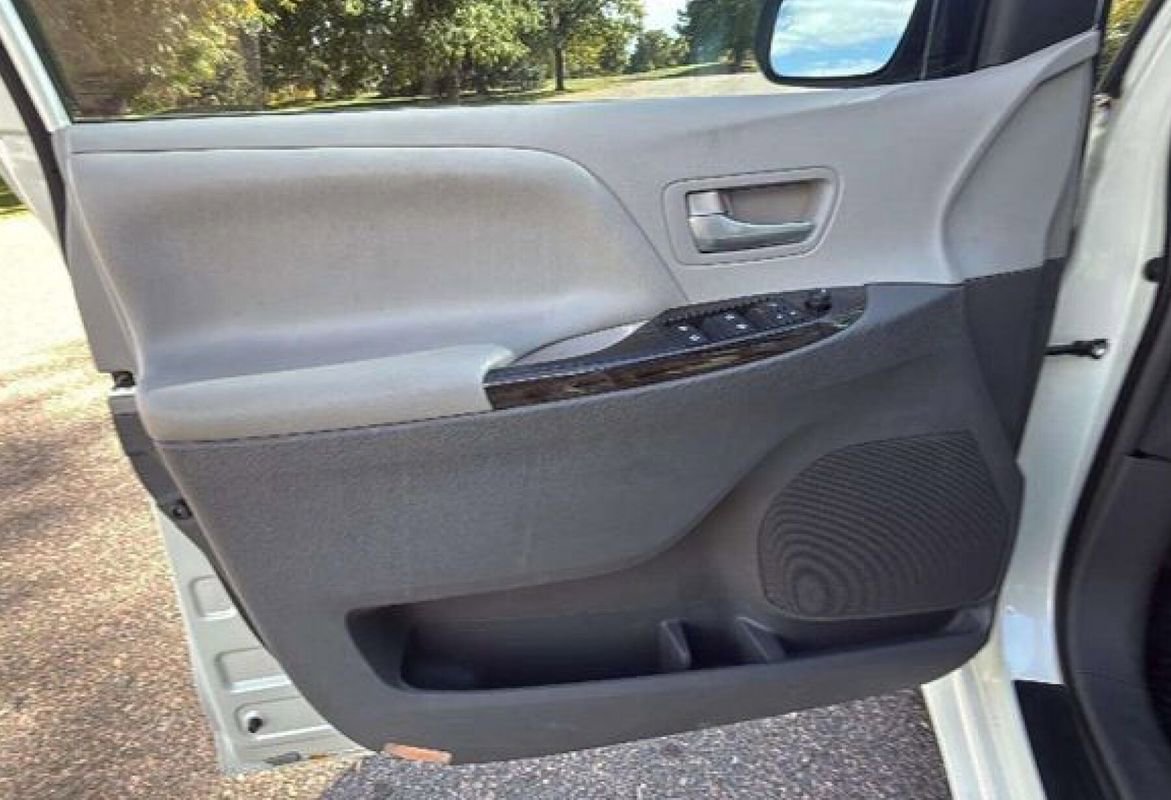 Used 2015 Toyota Sienna XLE image 23