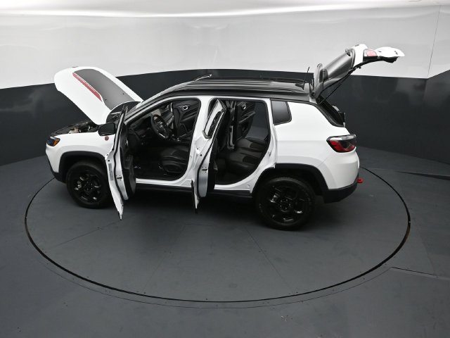 Used 2023 Jeep Compass Trailhawk w/ Trailhawk Convenience Group AWD/4WD image 28