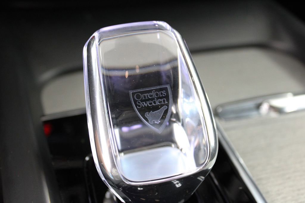 Used 2025 Volvo XC60 B5 Ultra AWD/4WD image 43