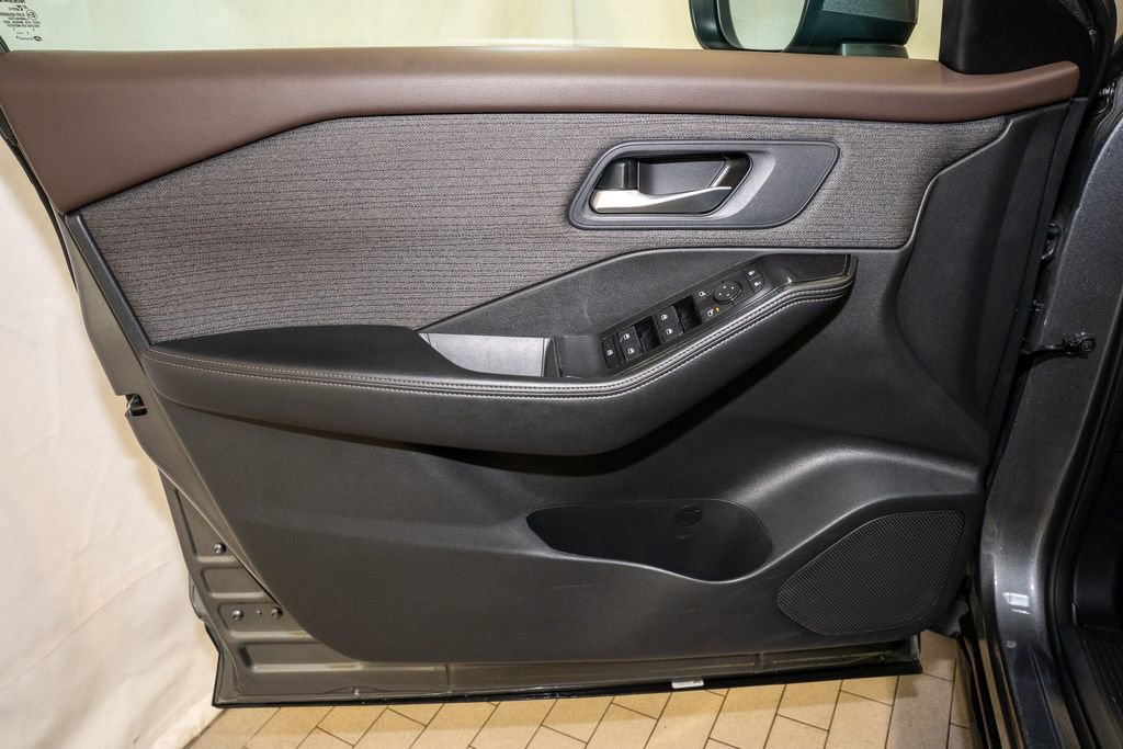 Used 2023 Nissan Rogue SV image 11