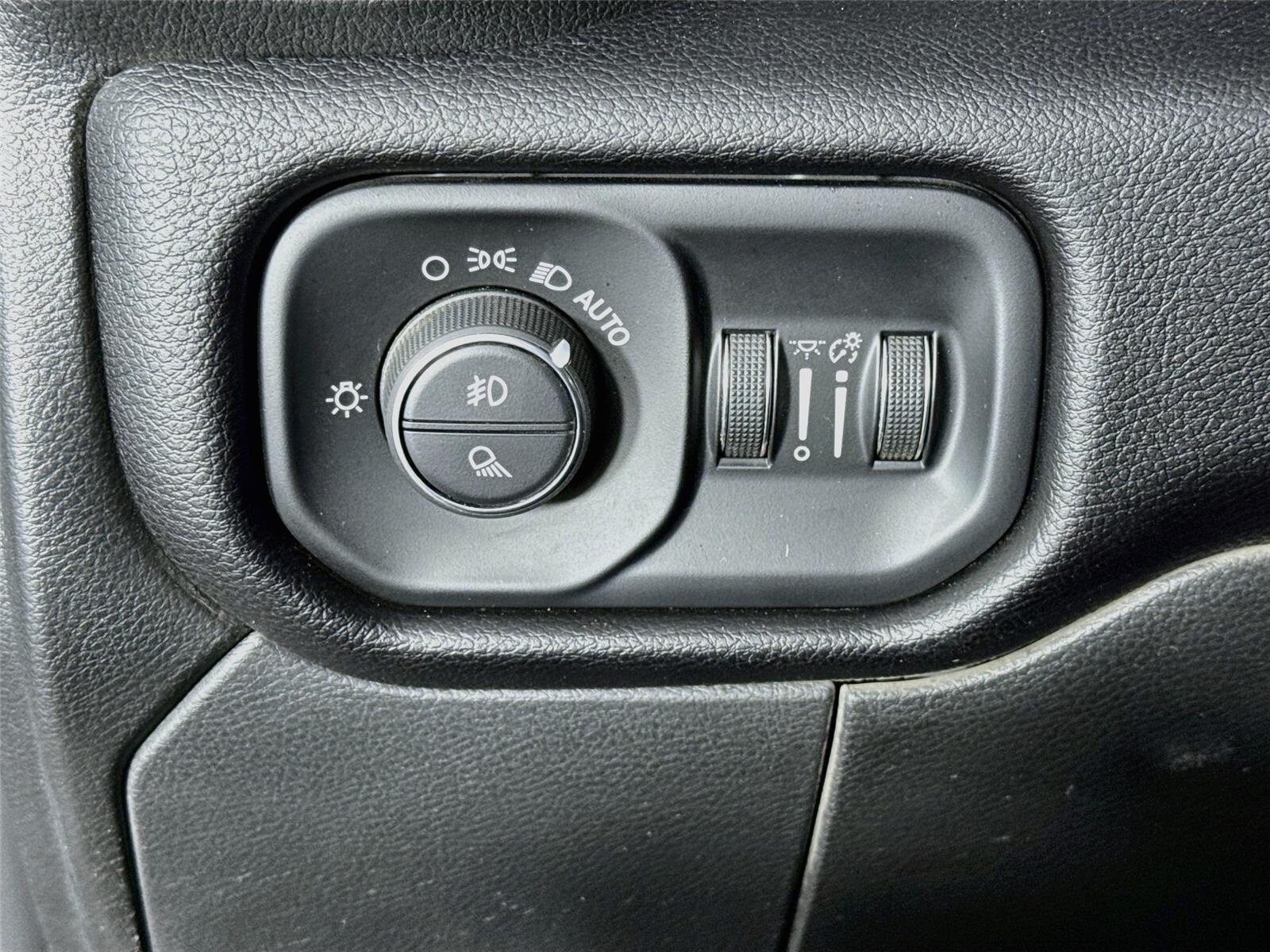Used 2024 RAM 2500 Laramie w/ Safety Group AWD/4WD image 10