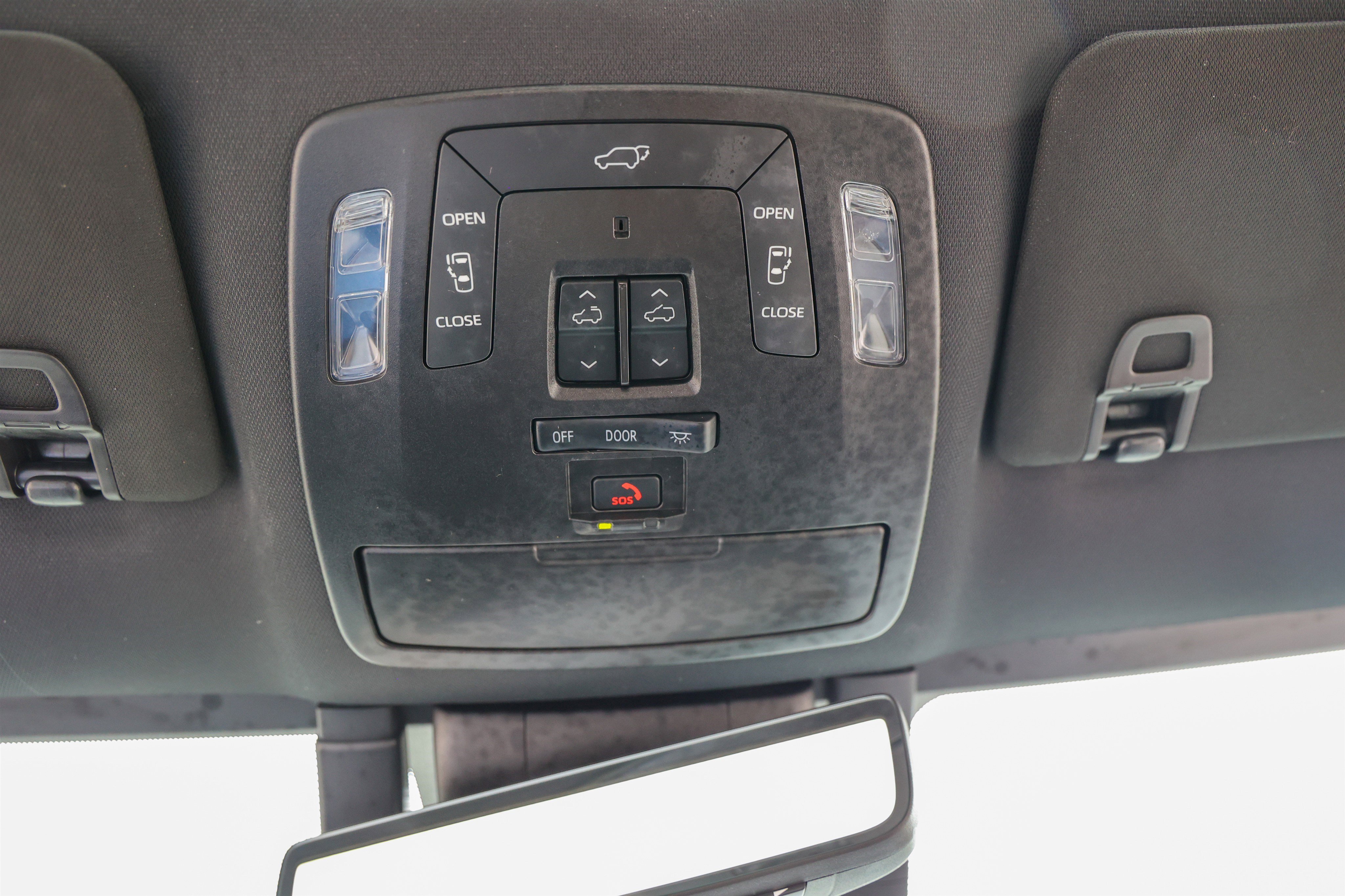 Used 2025 Toyota Sienna Platinum FWD image 25
