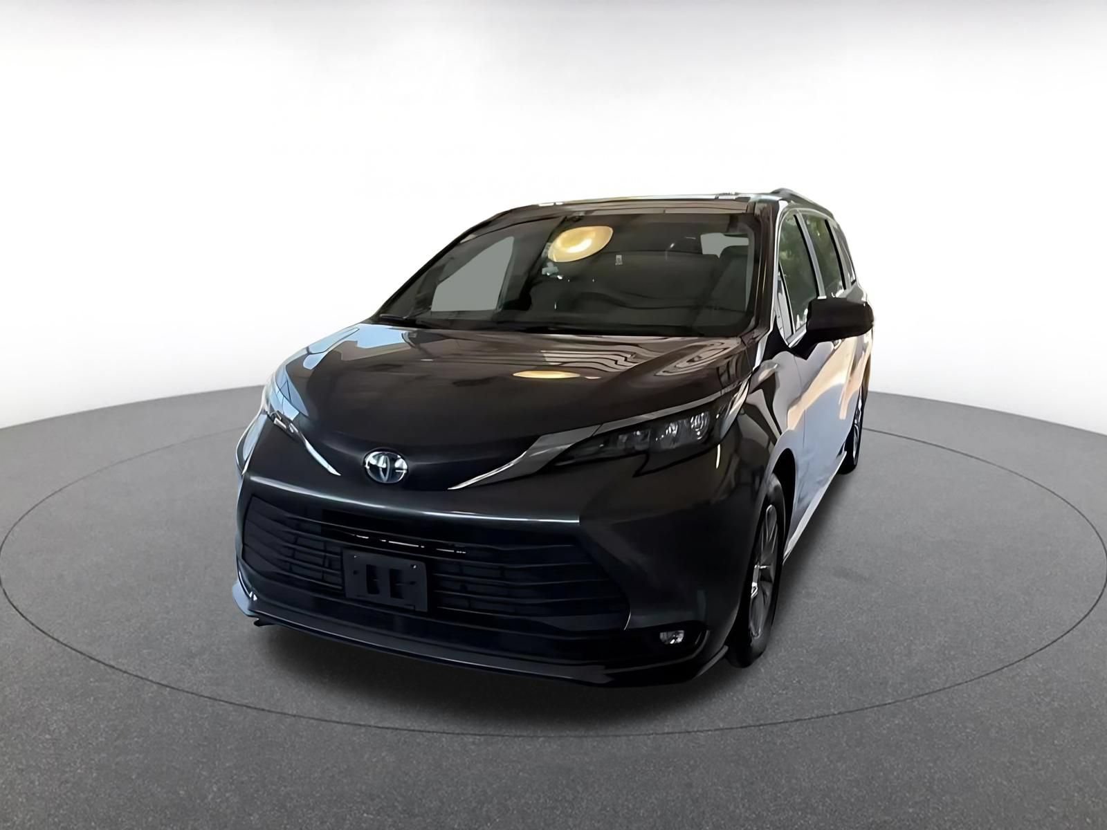 Used 2025 Toyota Sienna XLE FWD image 4