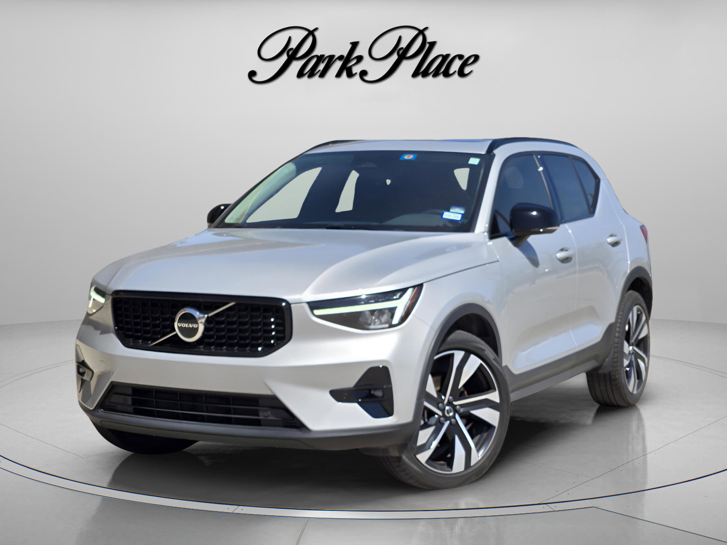 Used 2023 Volvo XC40 B5 Plus image 1