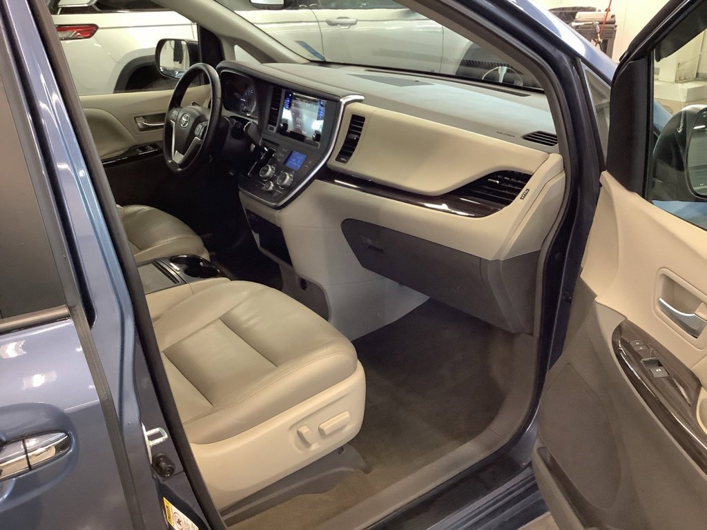 Used 2015 Toyota Sienna XLE FWD image 14