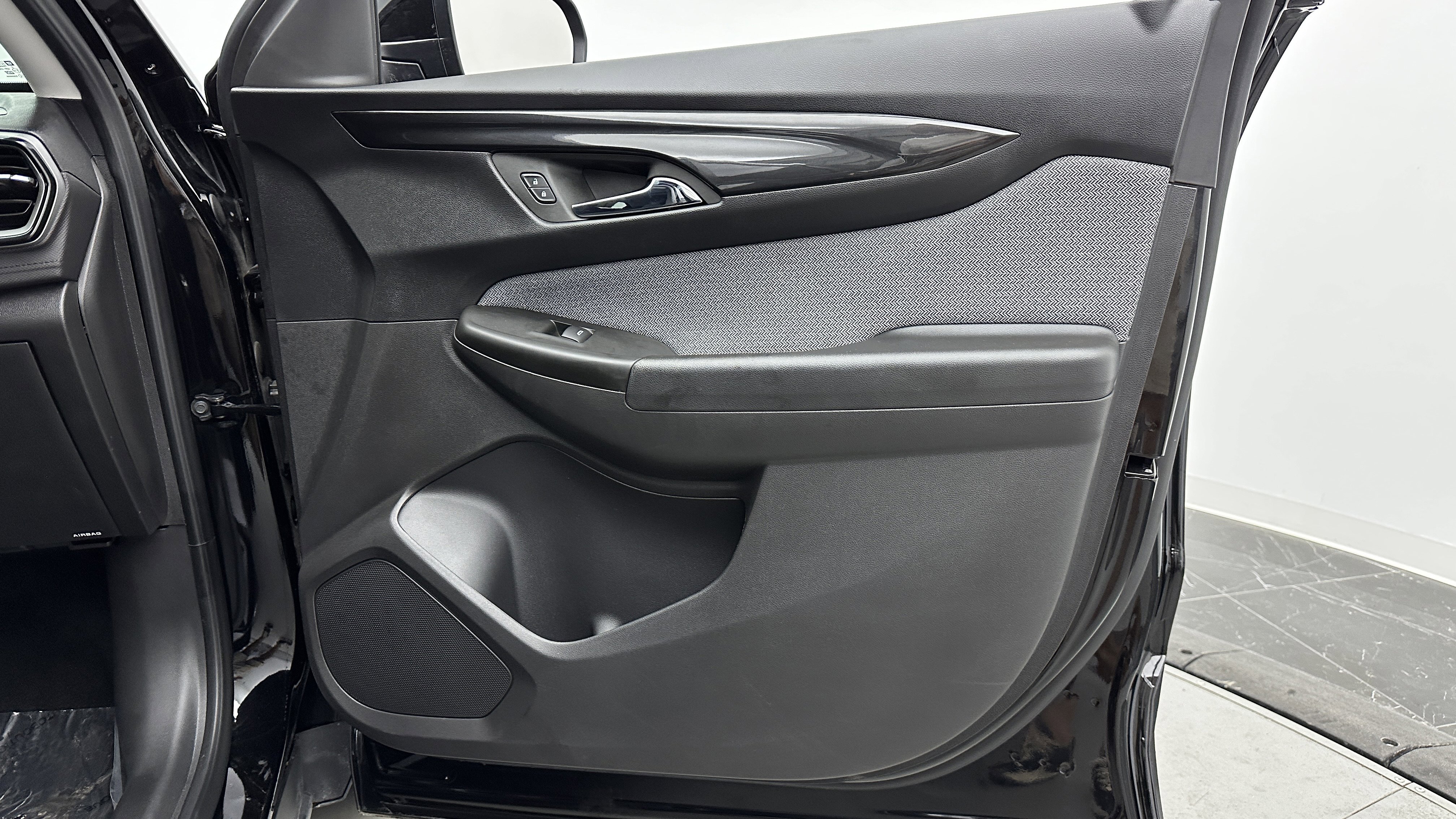 Used 2025 Chevrolet TrailBlazer LT image 34