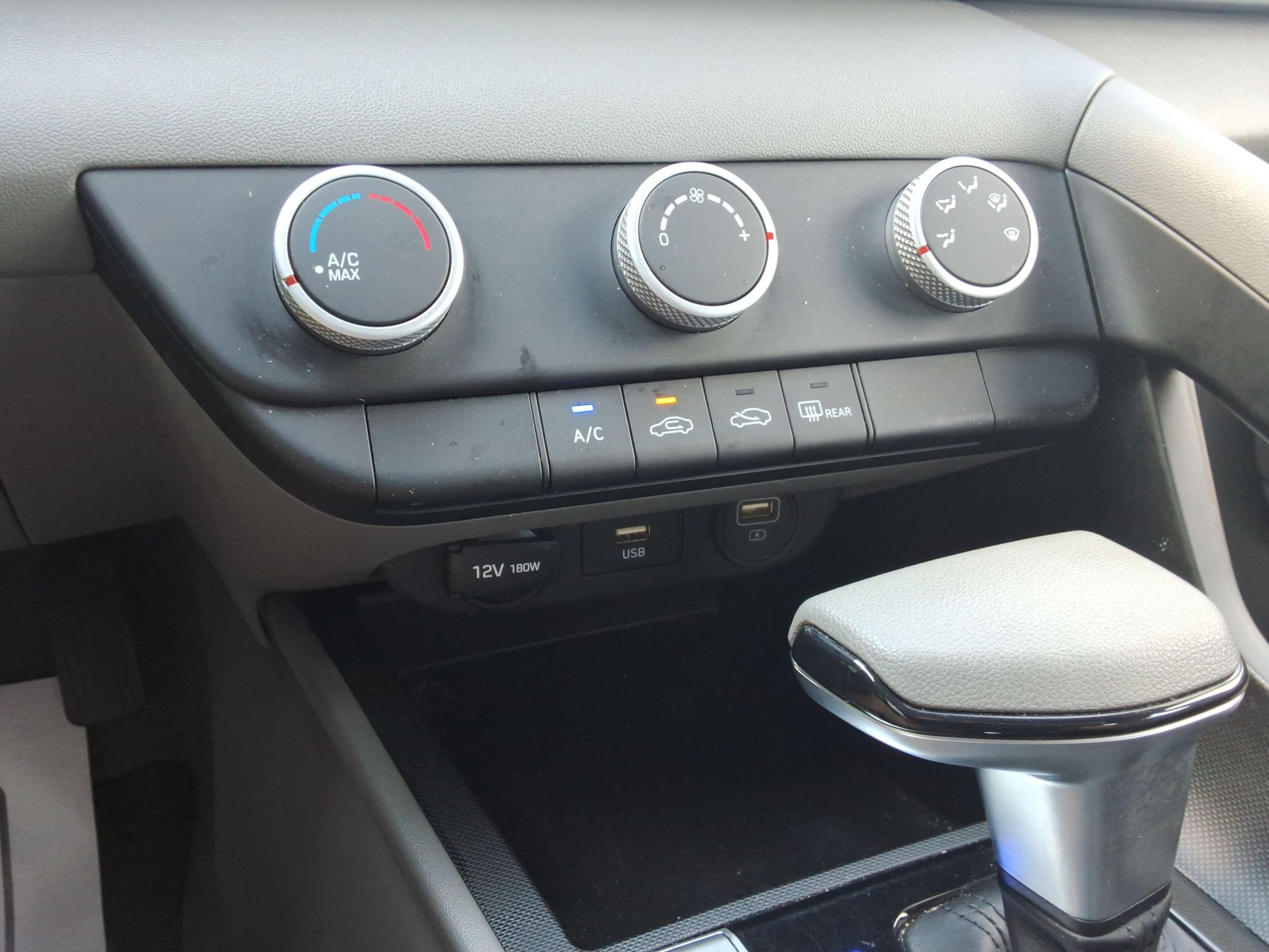 Used 2021 Hyundai Elantra SE FWD image 17