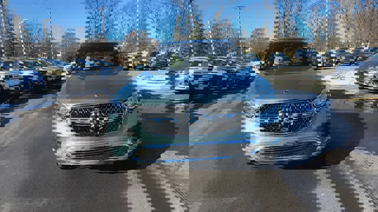 Used 2025 Mercedes-Benz GLC 300 4MATIC image 3