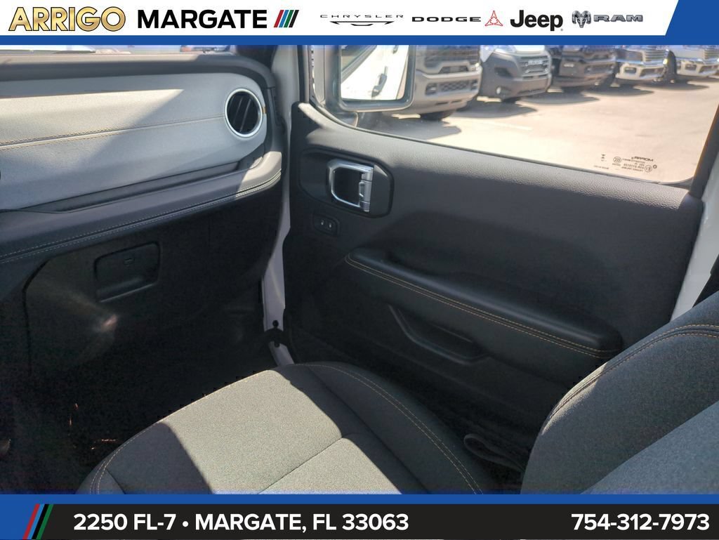 Used 2025 Jeep Wrangler Unlimited Sahara AWD/4WD image 17