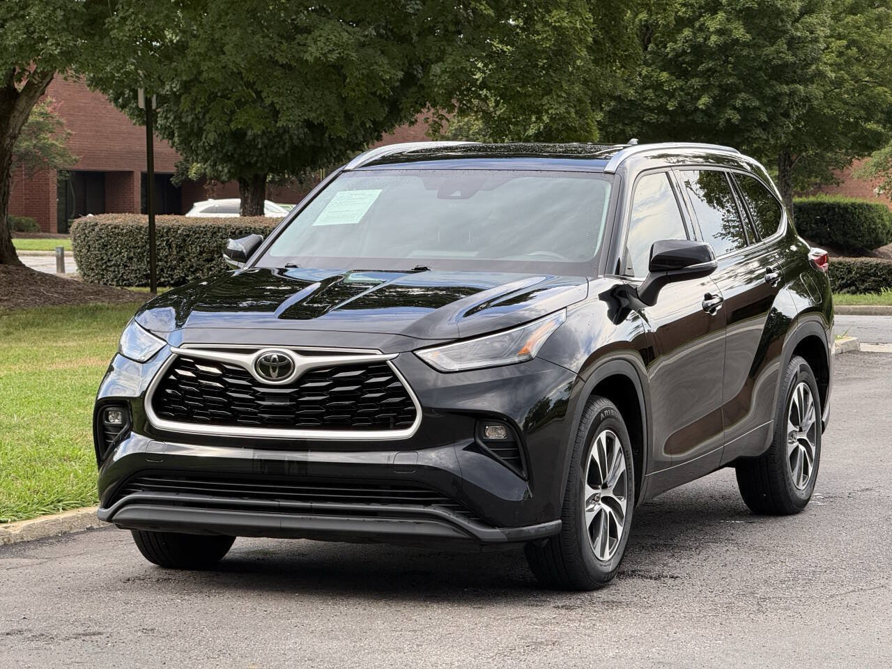 Used 2021 Toyota Highlander XLE FWD image 2