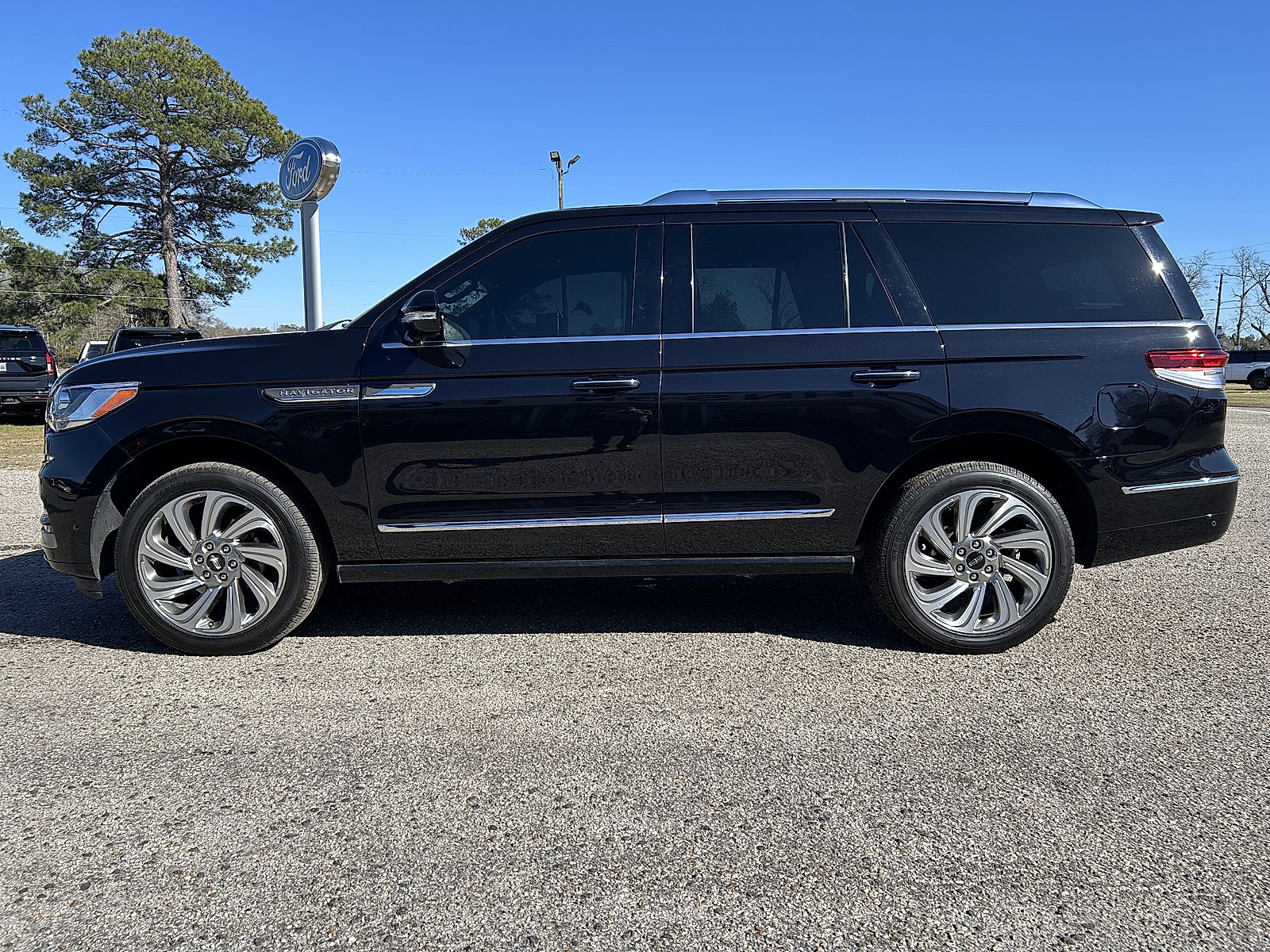Used 2024 Lincoln Navigator Reserve image 1
