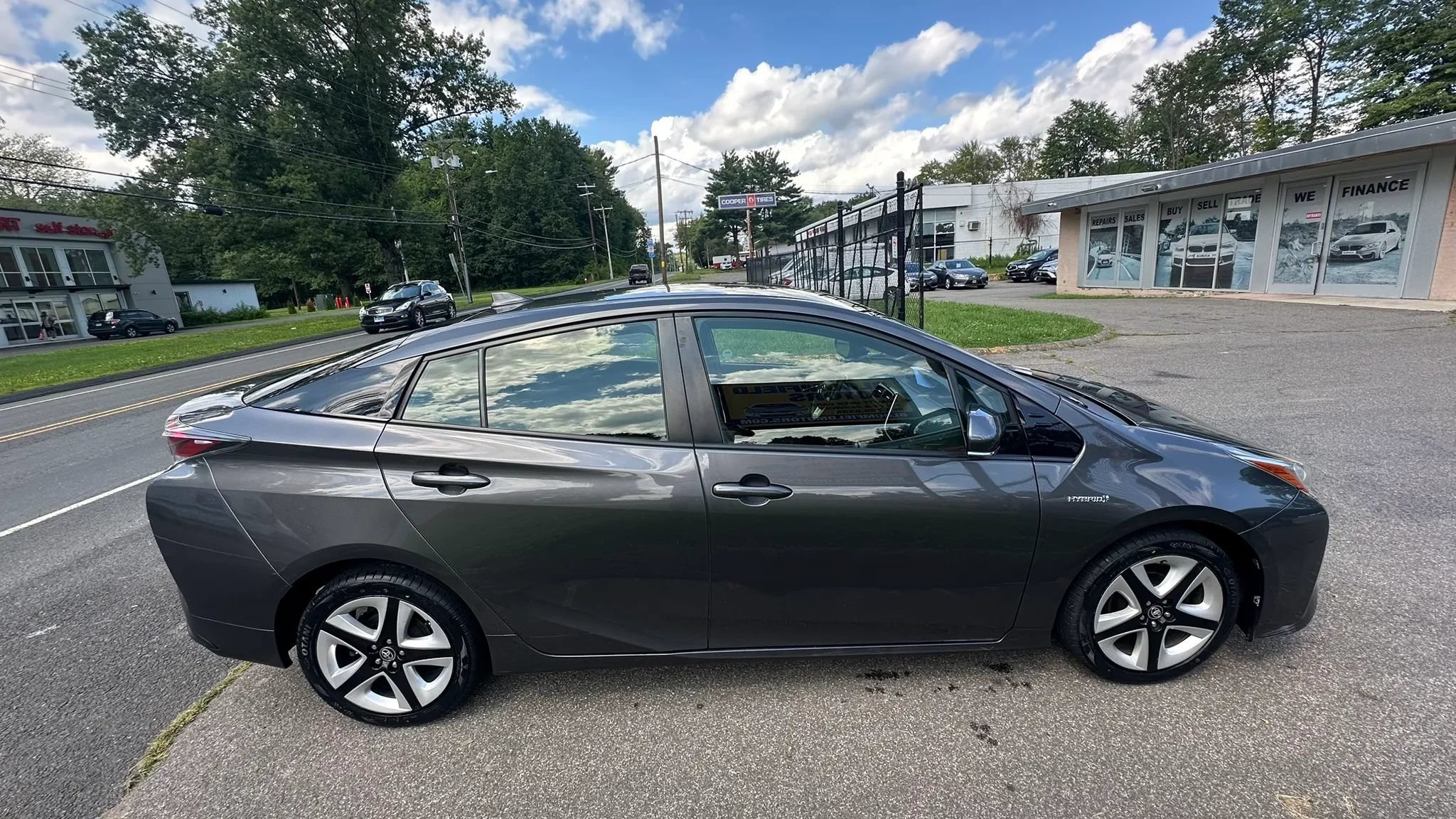 Used 2017 Toyota Prius Three Touring FWD image 4