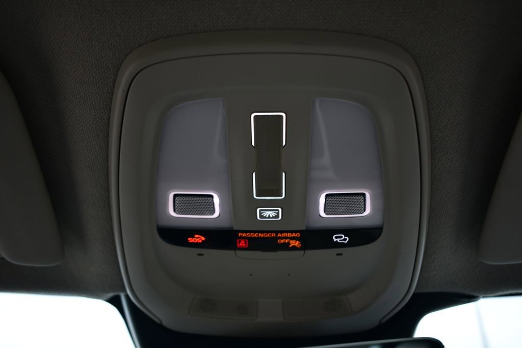 Used 2023 Volvo XC40 B5 Plus image 37