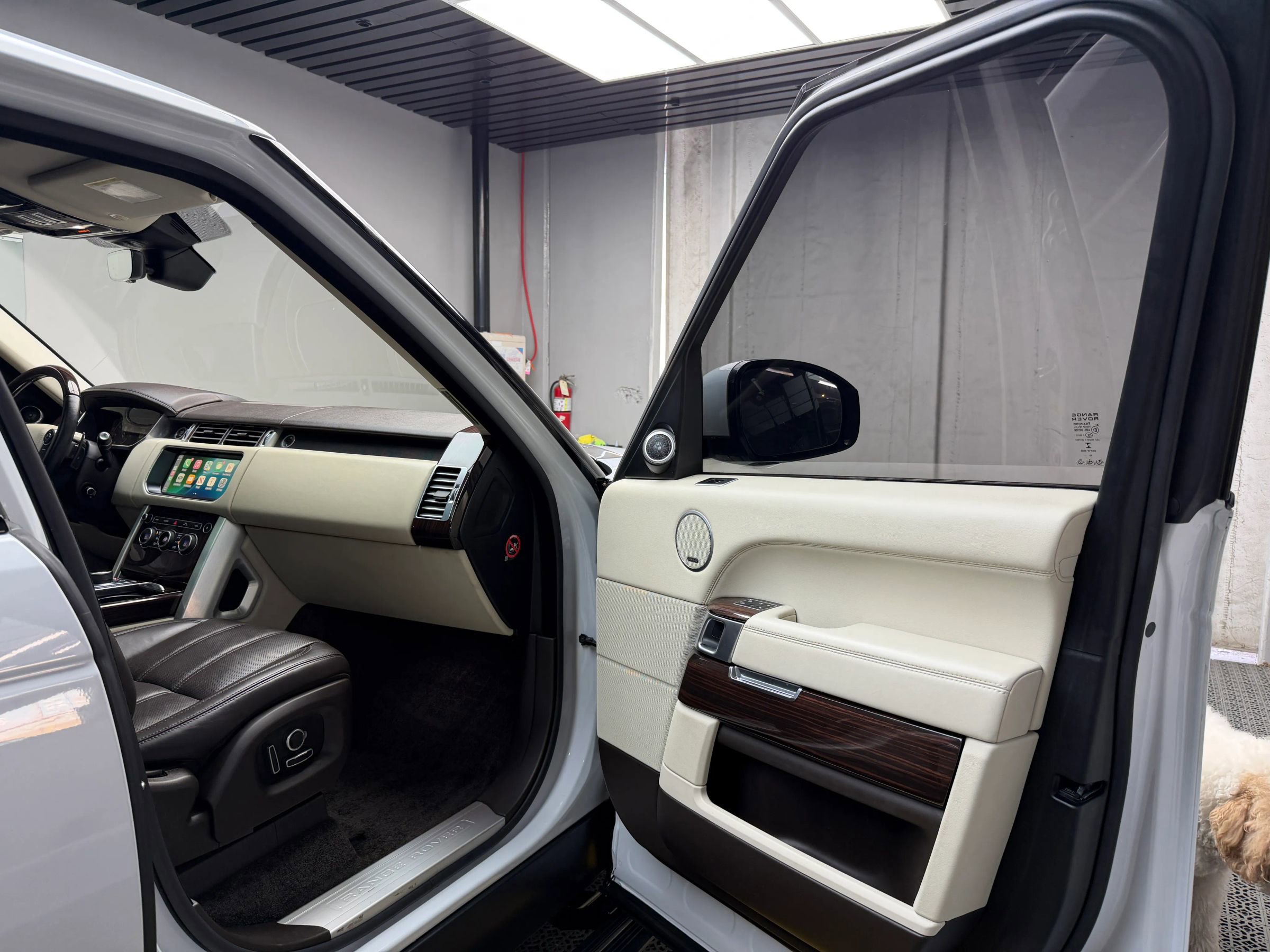 Used 2017 Land Rover Range Rover HSE image 23