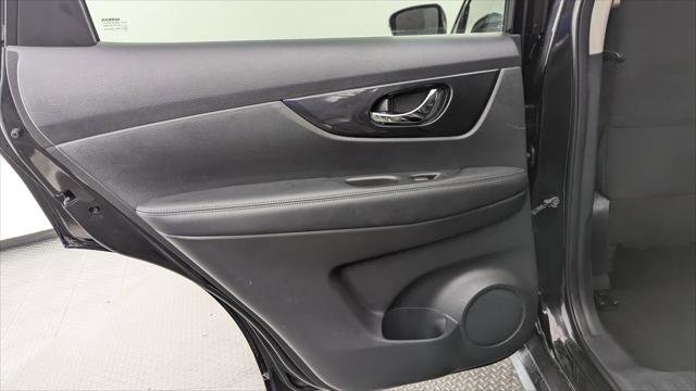 Used 2017 Nissan Rogue SV w/ SV Premium Package image 16