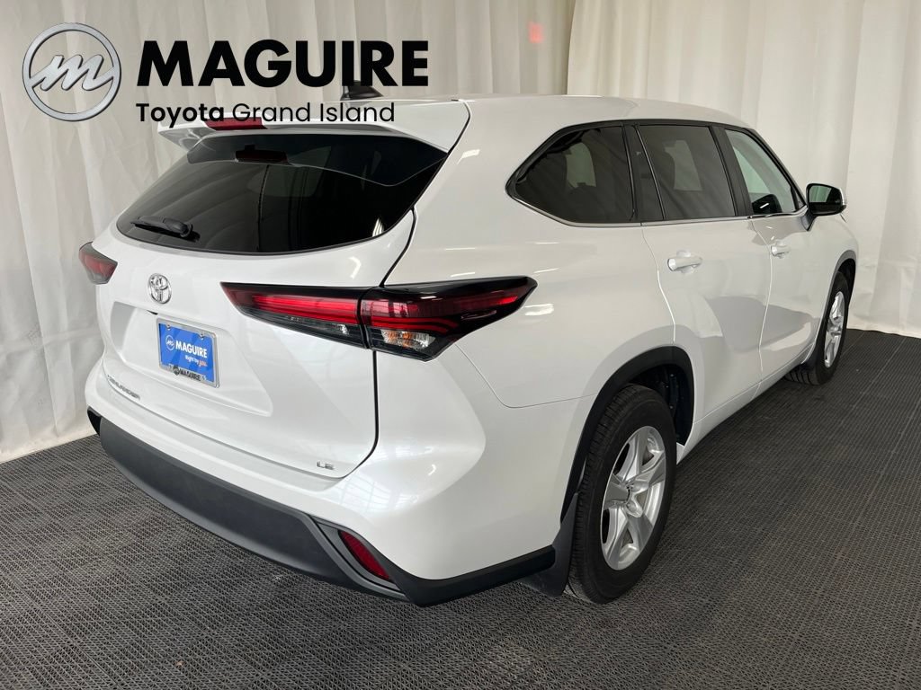 Used 2024 Toyota Highlander LE FWD image 31