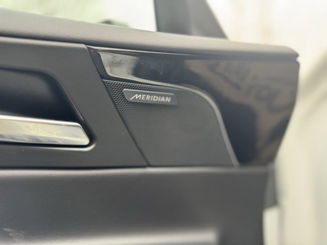 Used 2018 Jaguar XE Premium image 9