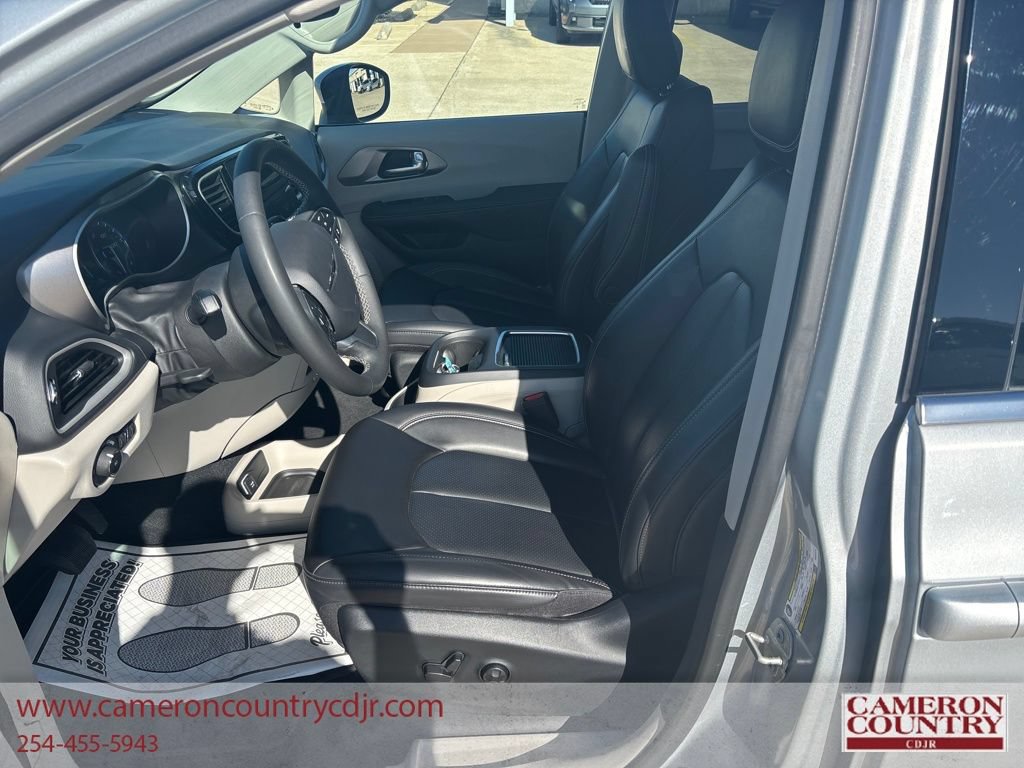Used 2023 Chrysler Pacifica Touring-L FWD image 9