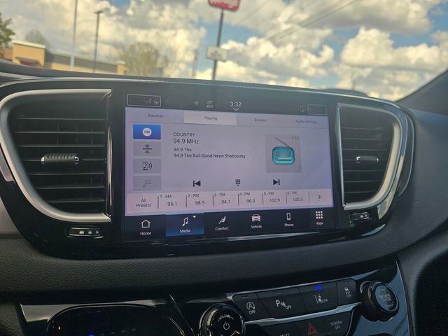 Used 2025 Chrysler Pacifica Select image 25