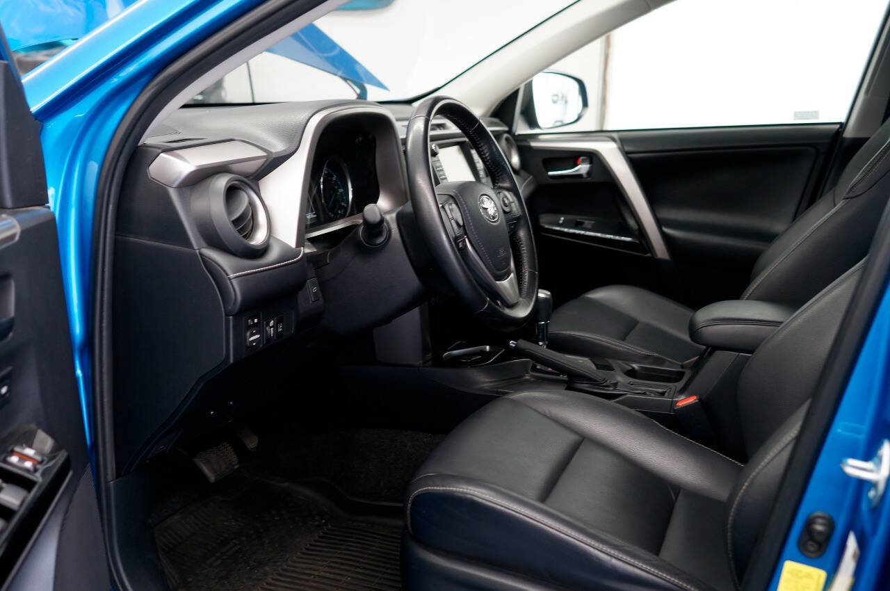 Used 2018 Toyota RAV4 Limited w/ Advanced Technology Package image 17