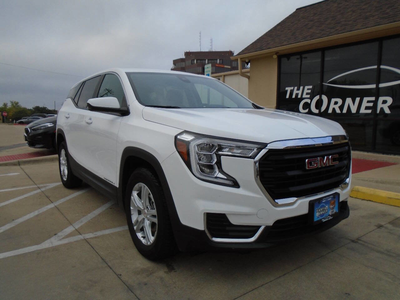 Used 2024 GMC Terrain SLE FWD image 1