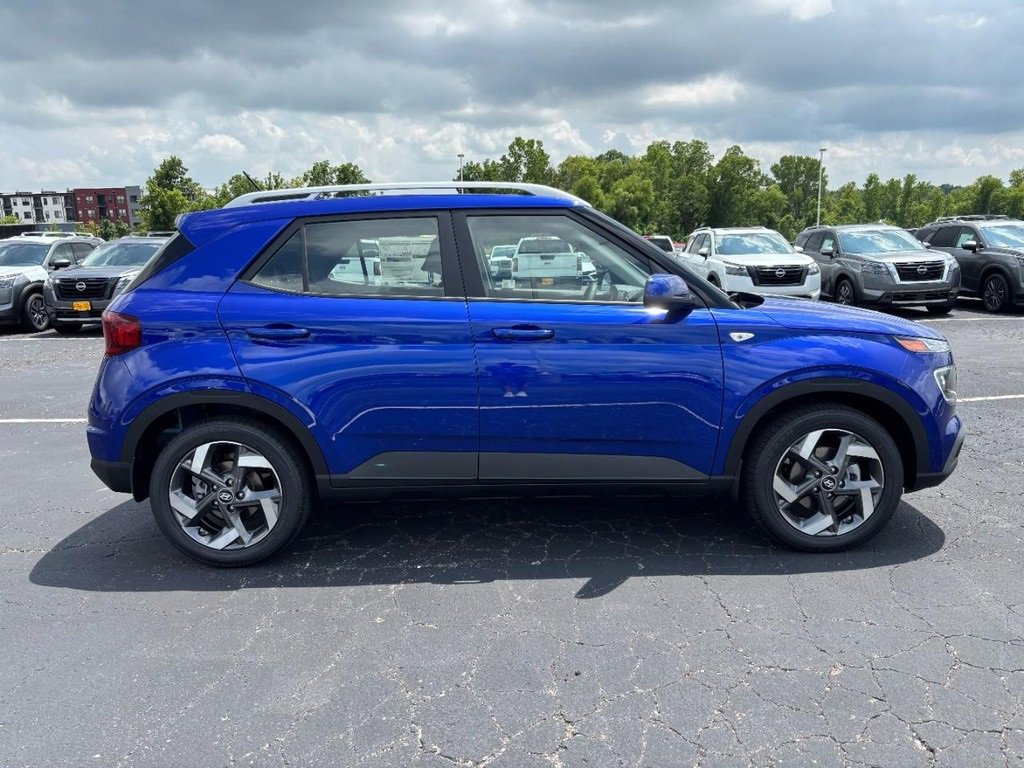Used 2025 Hyundai Venue Limited image 2