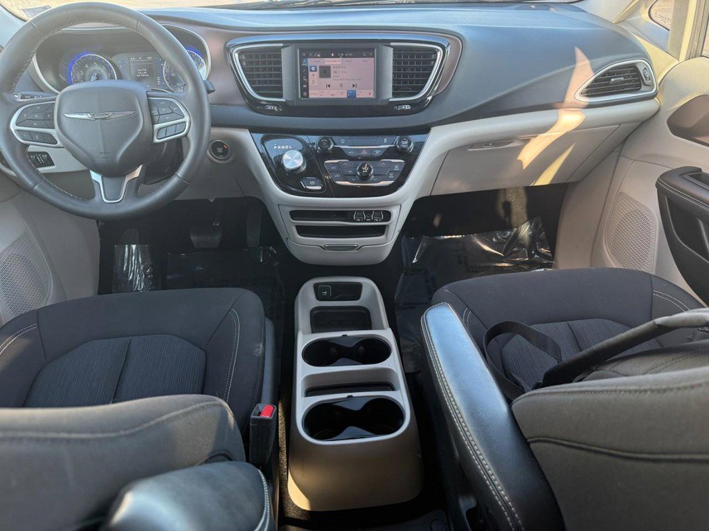 Used 2023 Chrysler Voyager LX image 14