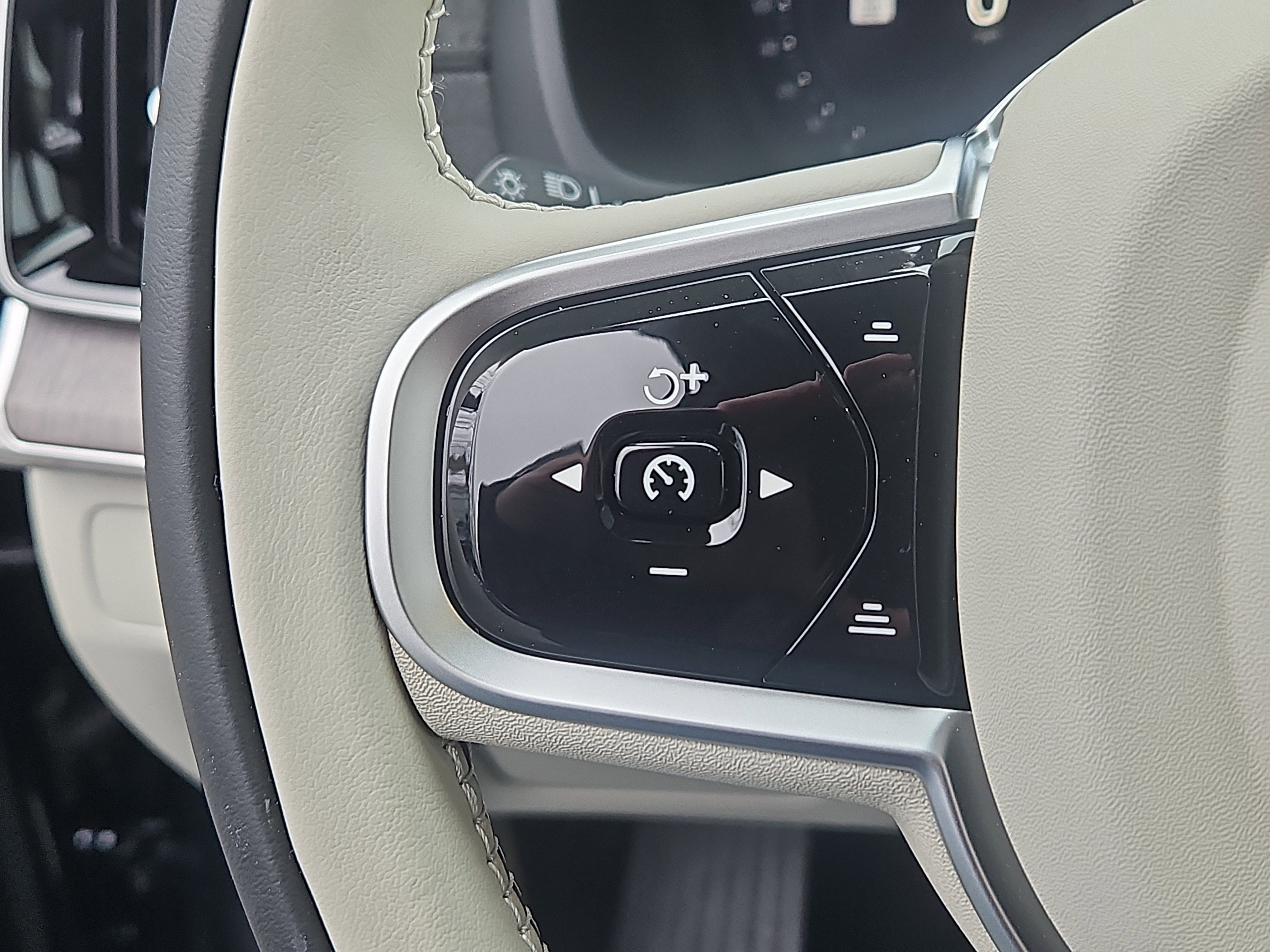 New 2026 Volvo XC90 B6 Ultra w/ Protection Package image 16