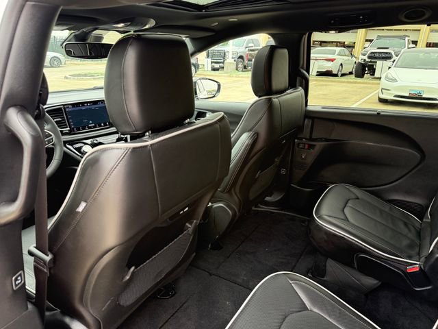 Used 2026 Chrysler Pacifica Limited FWD image 27