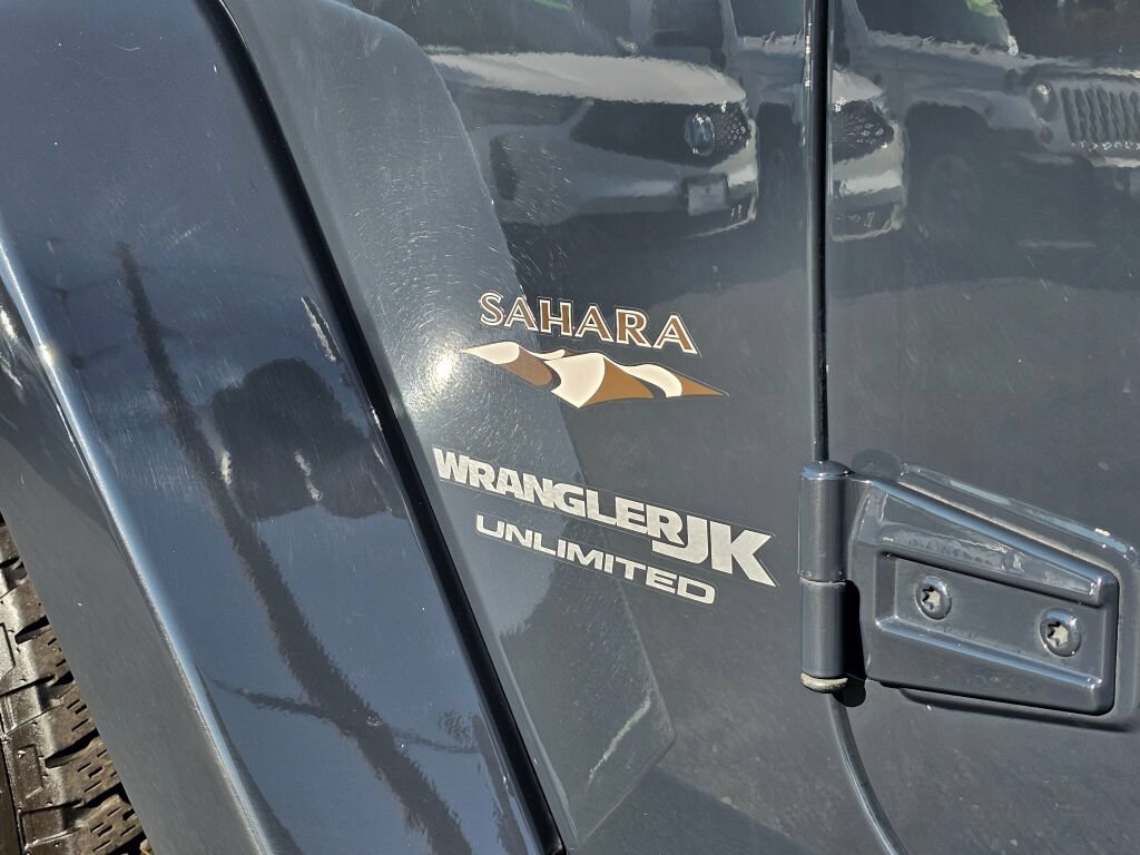 Used 2018 Jeep Wrangler Unlimited Sahara w/ Connectivity Group AWD/4WD image 27