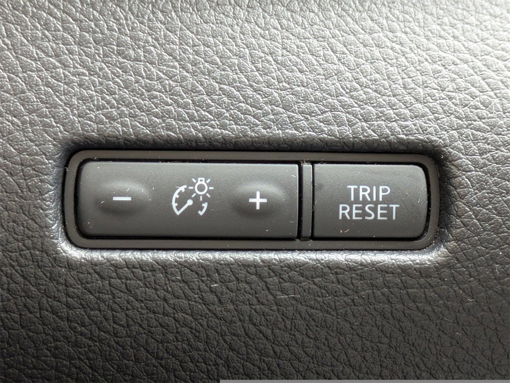 Used 2018 Nissan Rogue SV w/ Premium Package image 27