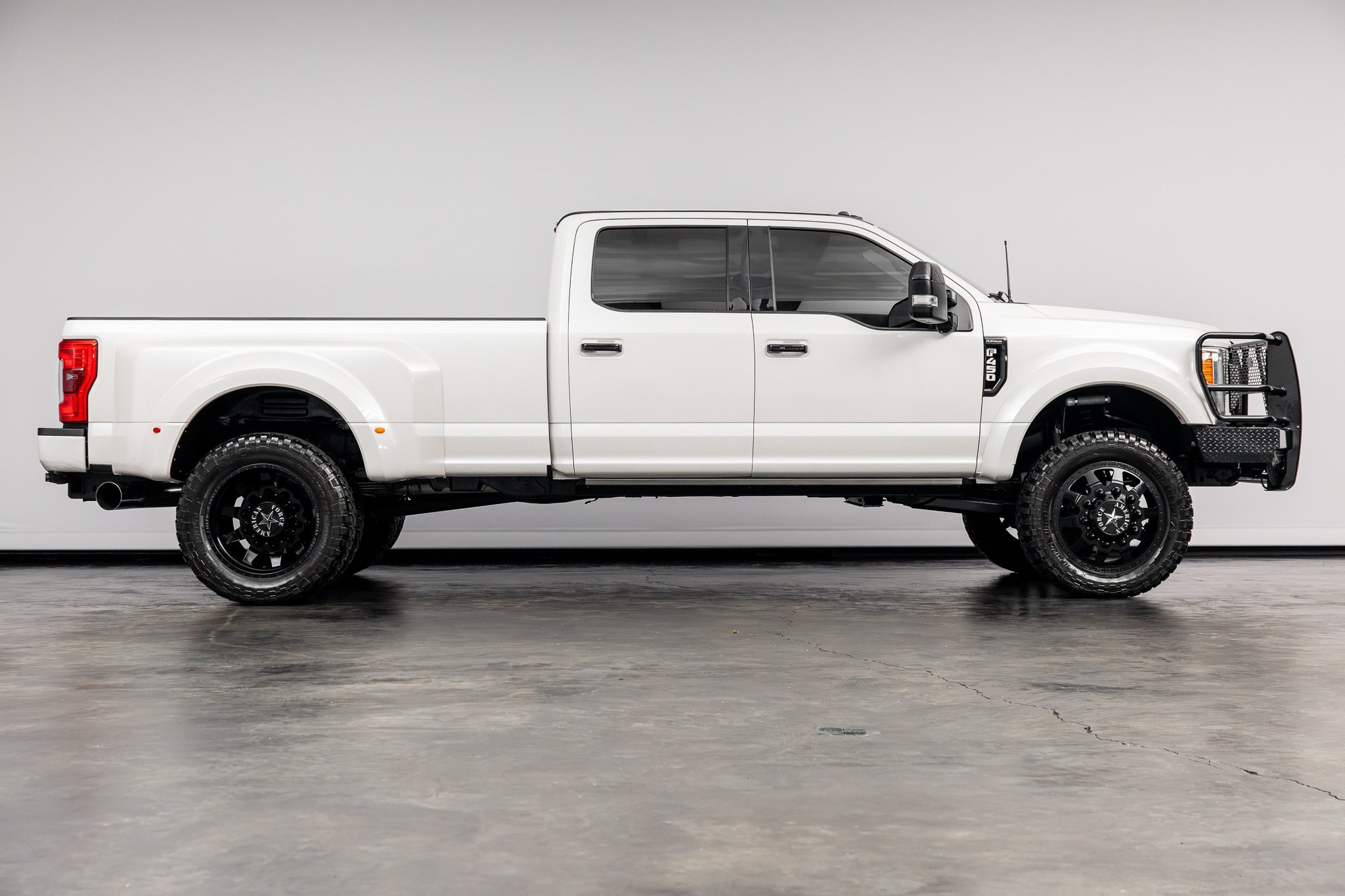 Used 2017 Ford F450 Platinum w/ Platinum Ultimate Package AWD/4WD image 22