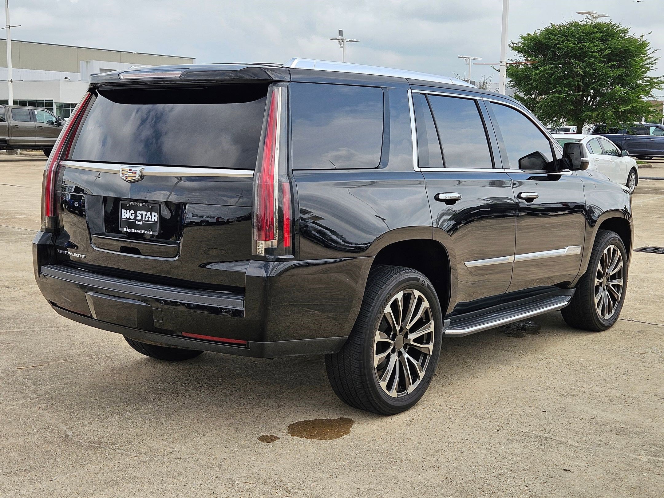 Used 2016 Cadillac Escalade Luxury AWD/4WD image 3