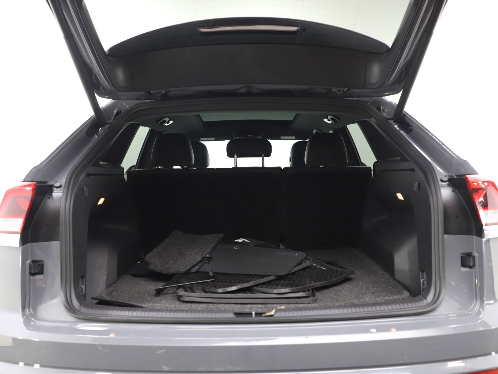 Used 2022 Volkswagen Atlas Cross Sport SEL R-Line image 16