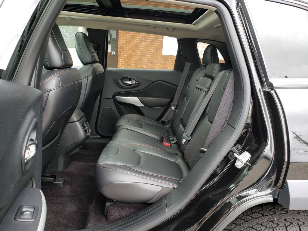 Used 2017 Jeep Cherokee Trailhawk AWD/4WD image 11