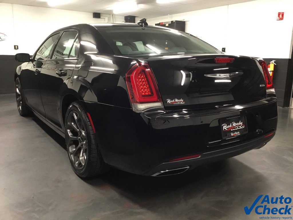 Used 2018 Chrysler 300 Touring w/ Sport Appearance Package RWD image 8
