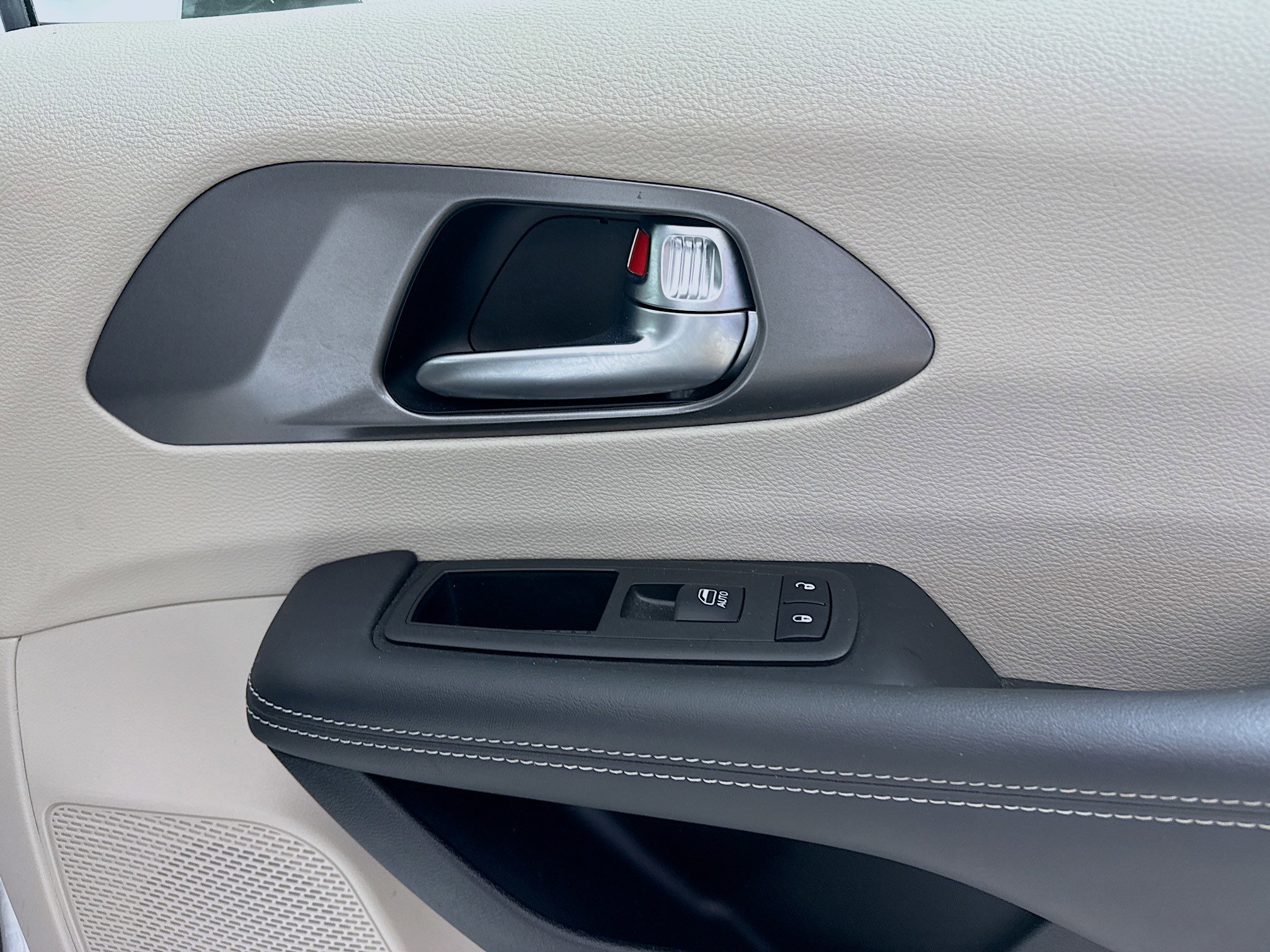Used 2024 Chrysler Pacifica Touring-L FWD image 29