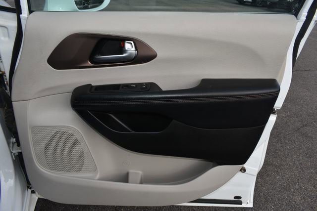 Used 2017 Chrysler Pacifica Touring-L w/ Tire & Wheel Group FWD image 48