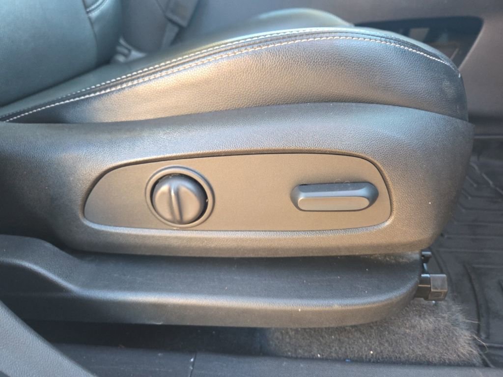 Used 2023 GMC Terrain SLT image 17