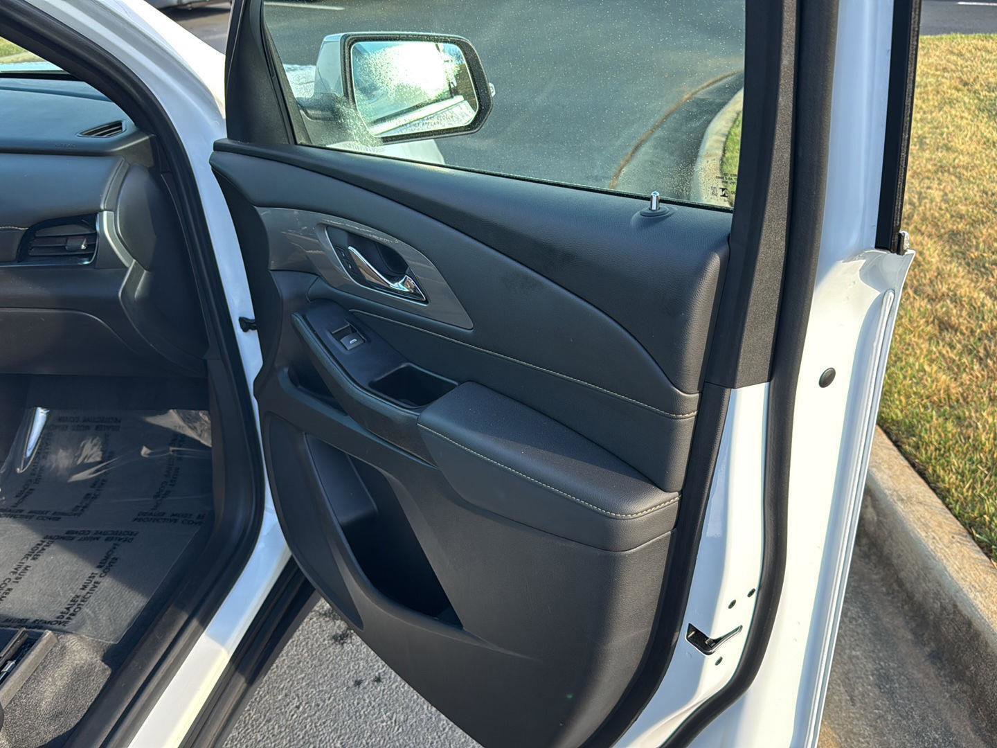 Used 2023 Chevrolet Traverse LT image 12